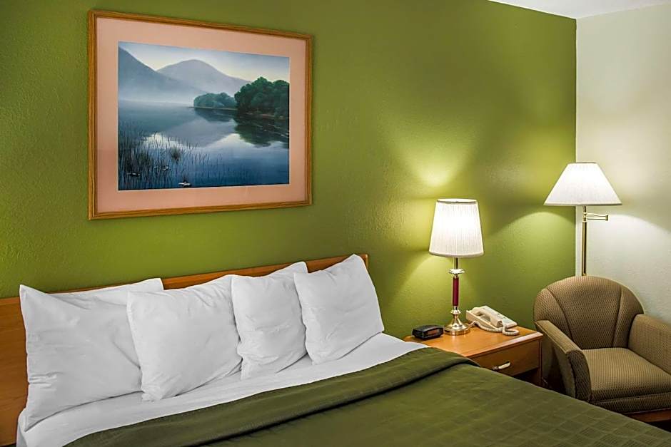 Photo 1 of 5 of 1 Queen Bed, Nonsmoking