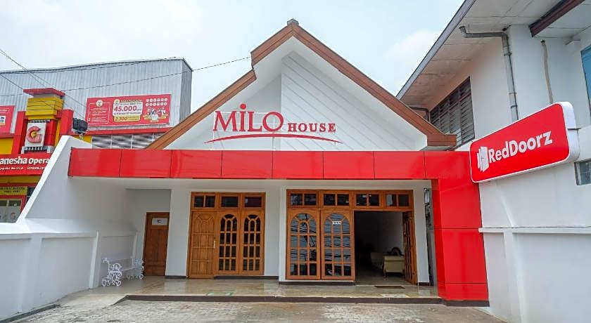 RedDoorz near Kawasan Simpang Lima Area