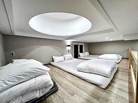 duplex family room (max 6)