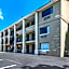 Econo Lodge Inn & Suites I-64 & Us 13