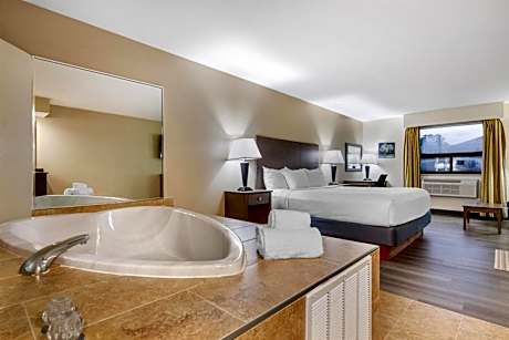 King Suite with Spa Bath - Non-Smoking