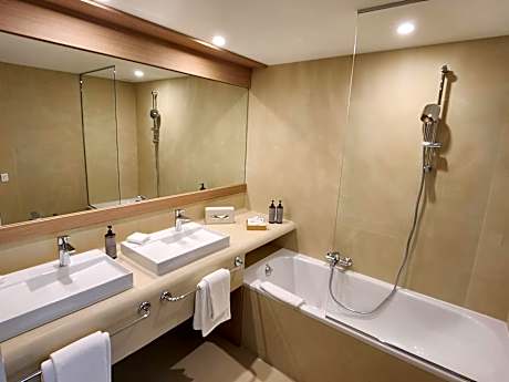 Deluxe Room with Balcony and Sea View