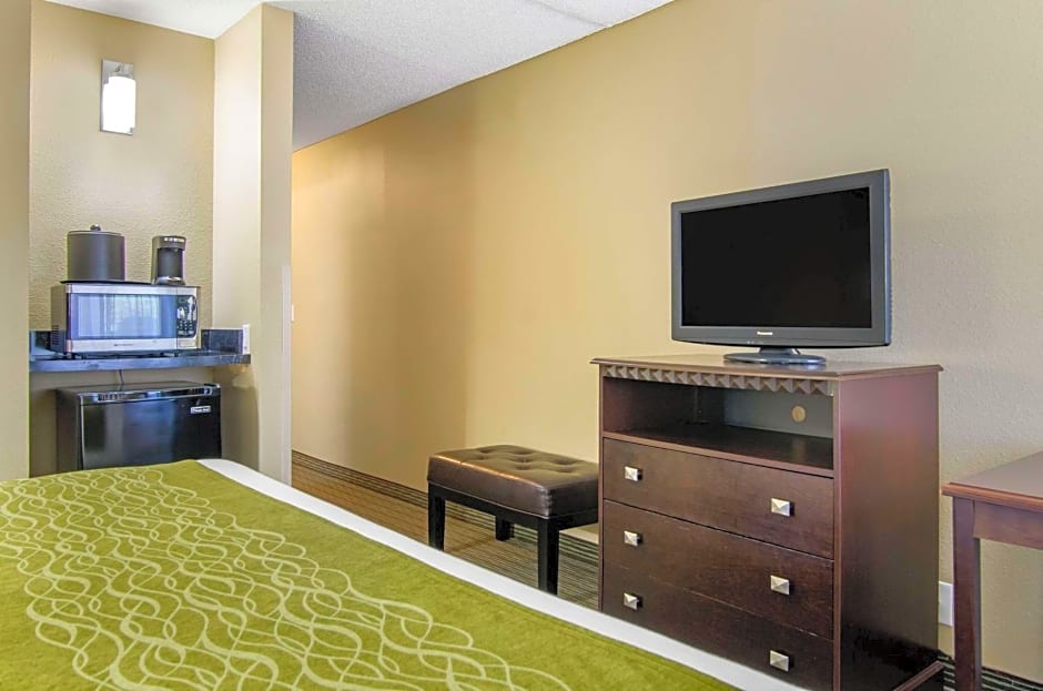 Comfort Inn & Suites Near Worlds of Fun