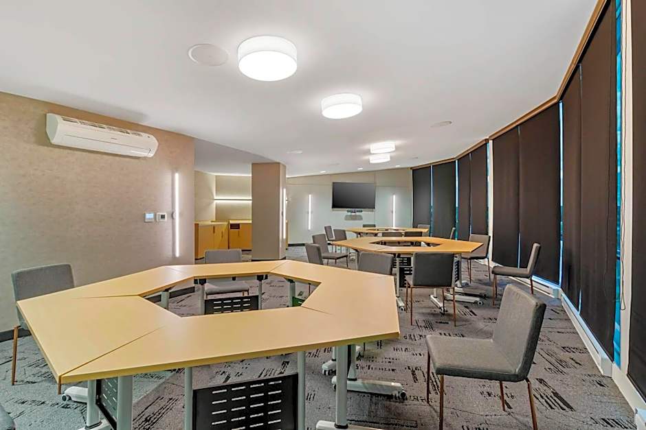 Clarion Lakeside Inn & Conference Centre