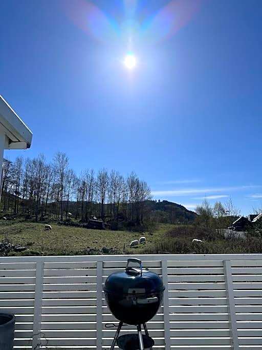 Landlig enebolig med utsikt