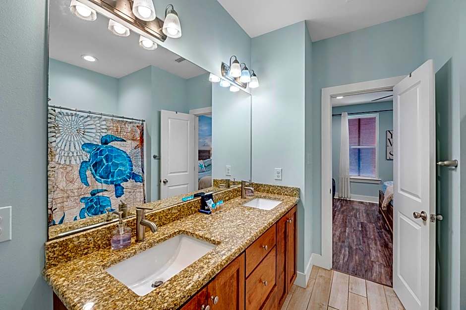 TRUE BLUE-Coastal cottage-3 min walk to beach! POOL!