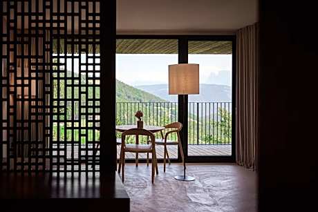 Deluxe King Suite with Mountain View