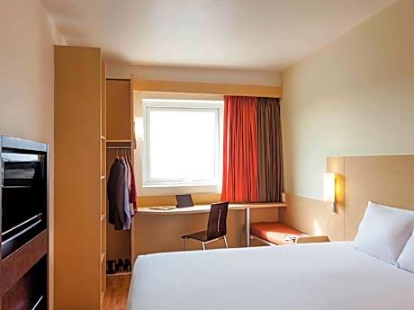 Standard Queen Room
