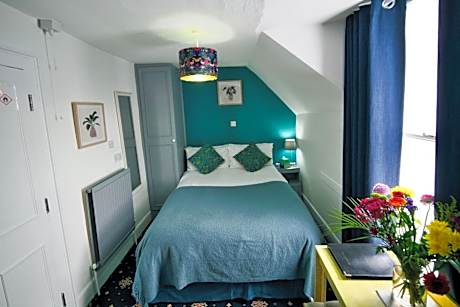 Single Room With En Suite Shower and Separate Private Toilet