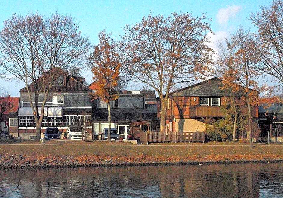 Alter Dorfkrug Am Kanal