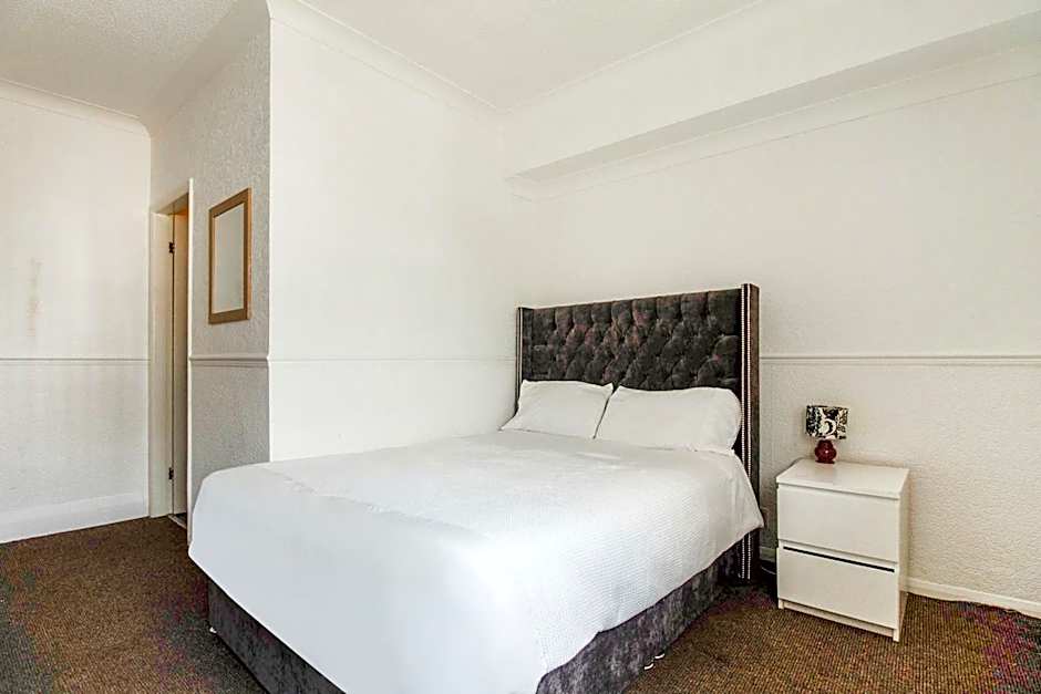 OYO The Longlands Hotel