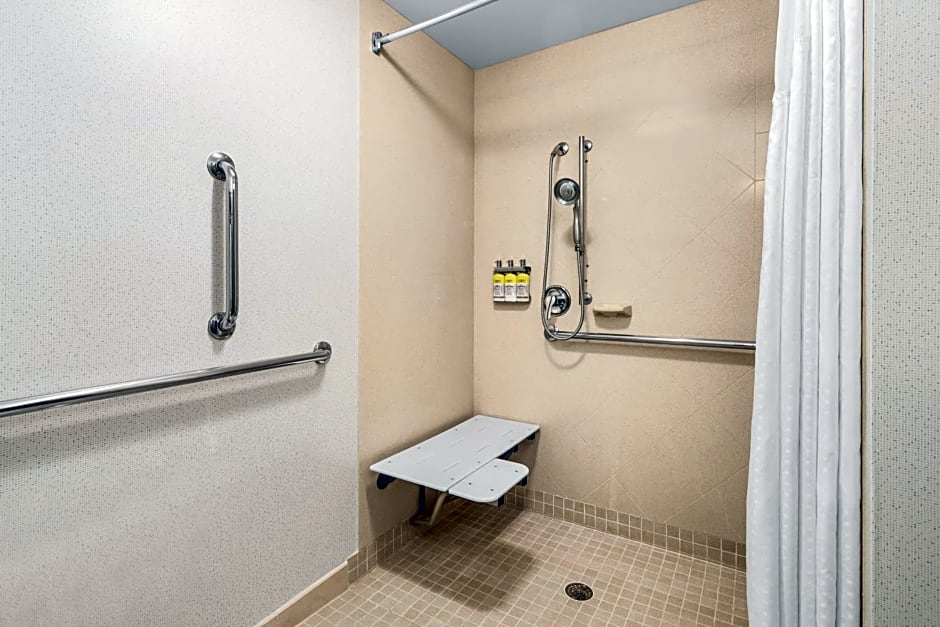 Holiday Inn Express & Suites Wilmington-Newark by IHG