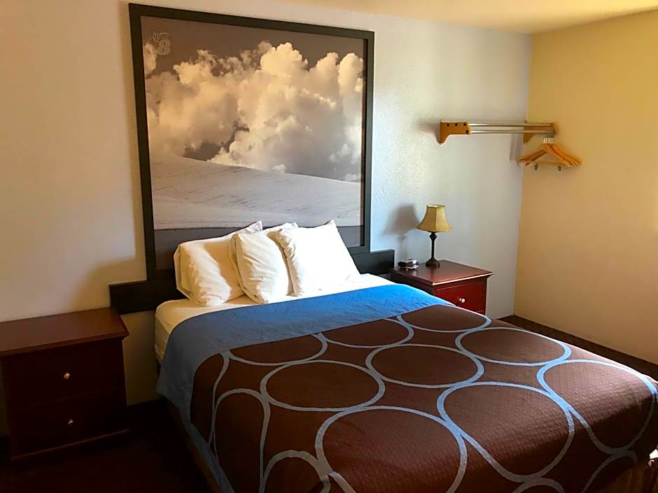 Super 8 by Wyndham Lewiston