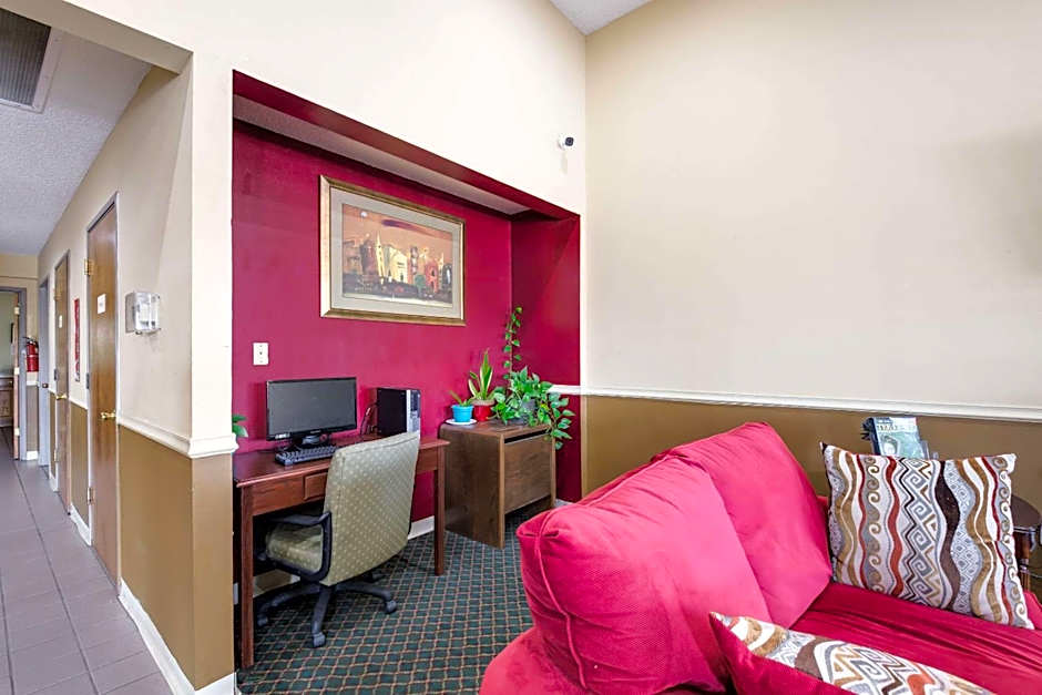 Econo Lodge Inn & Suites East