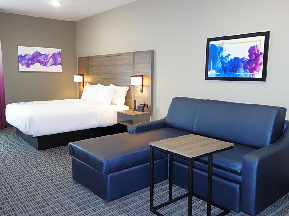 La Quinta Inn & Suites by Wyndham San Antonio Alamo City