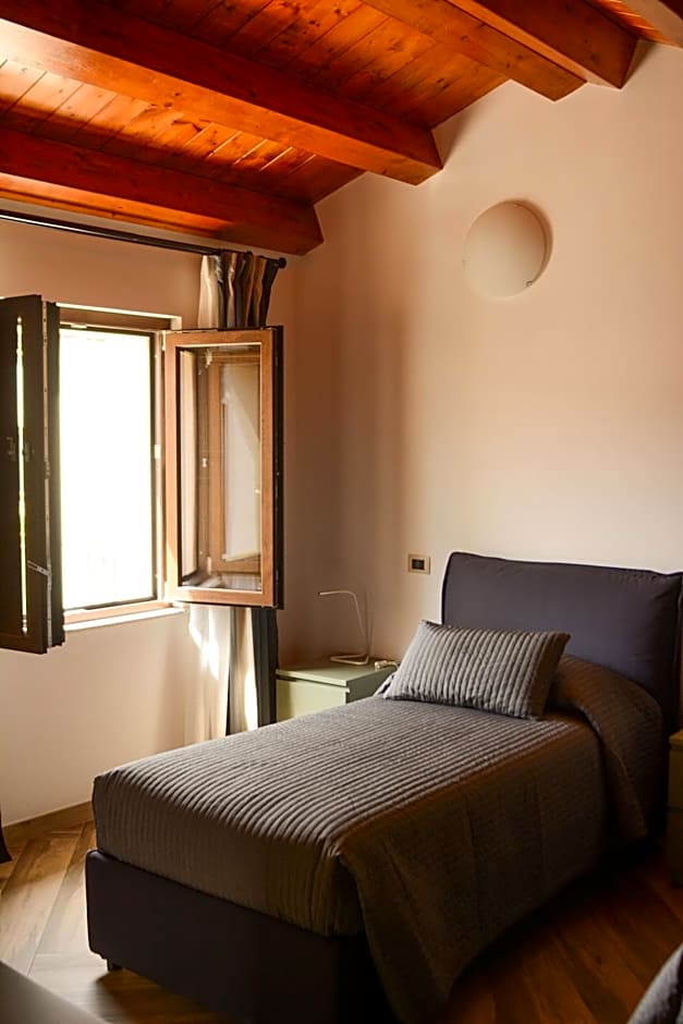 Photo 1 sur 5 de 1 Double Bed or 2 Beds