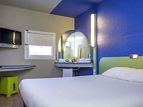 Double room with large bed