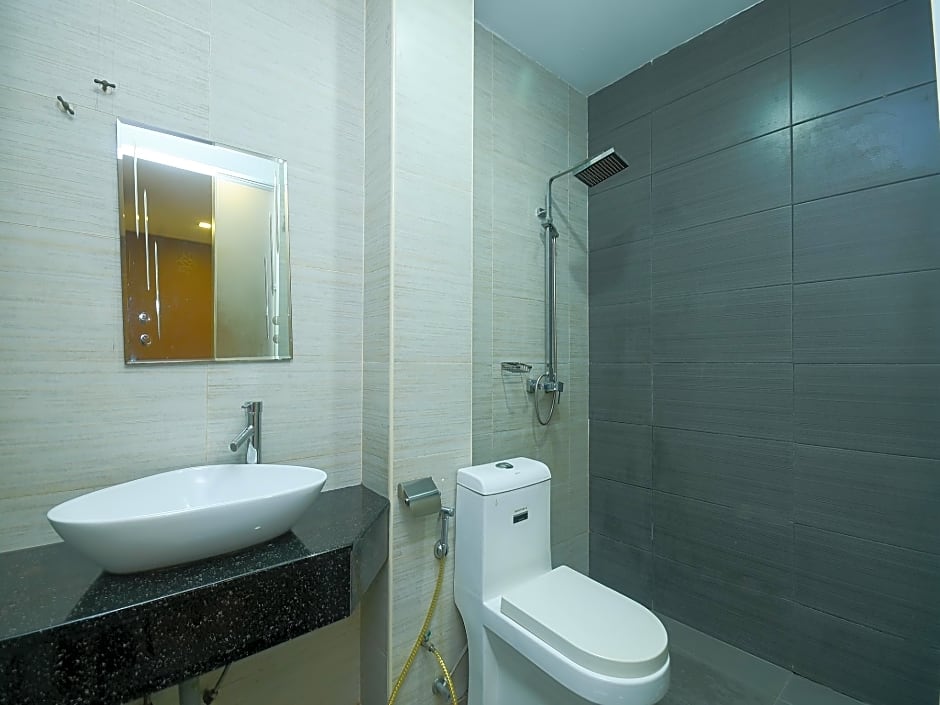 Super OYO 976 Dragon Inn