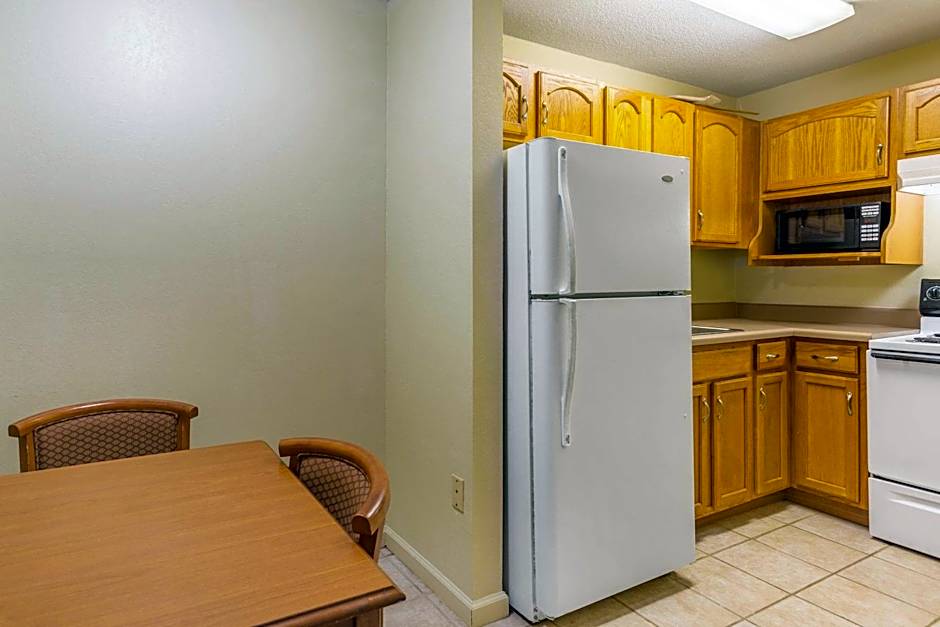 Econo Lodge & Suites Clarksville near Governors Square Mall