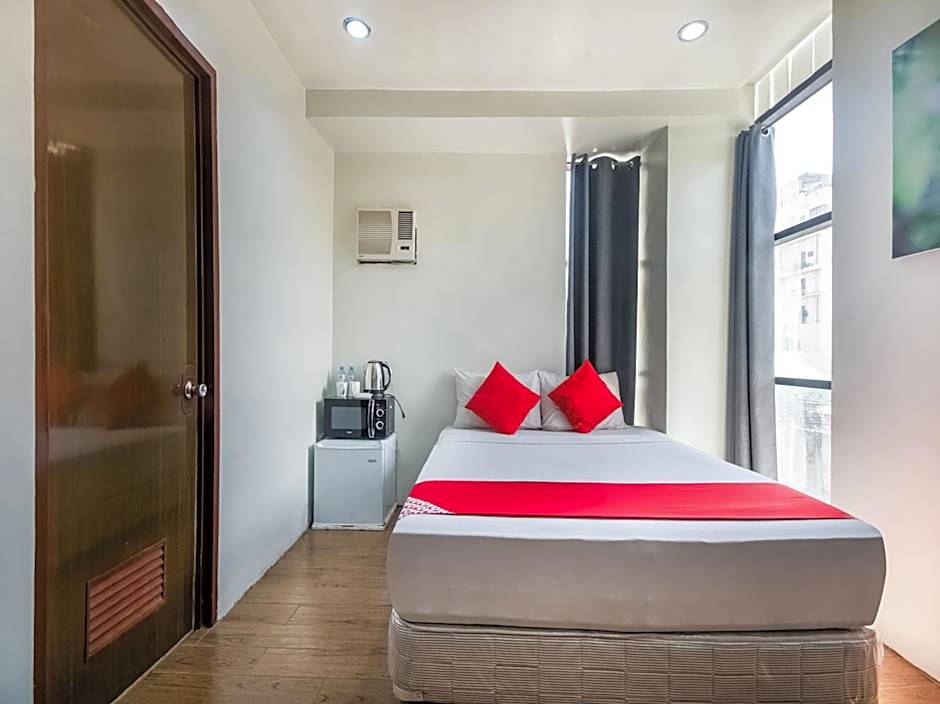 OYO 443 Maria Cristina Arcade Suites