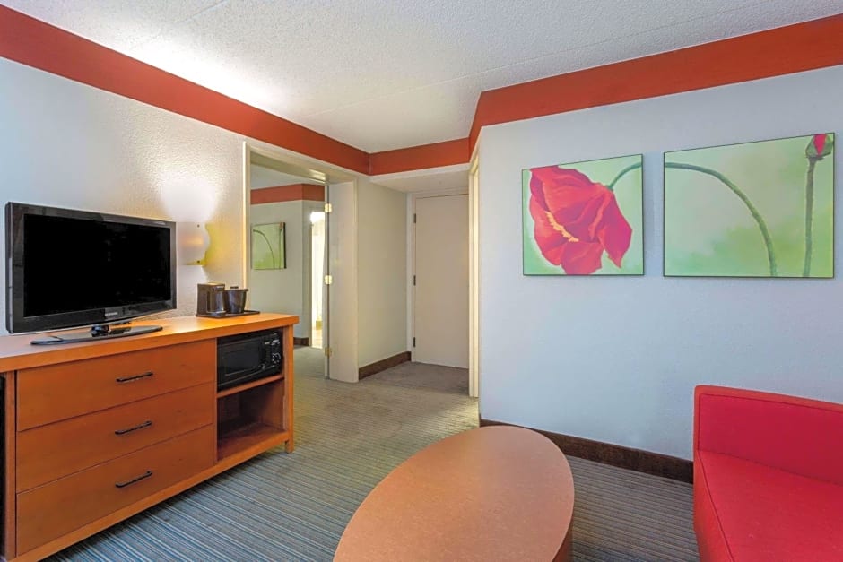 CLT Airport Inn & Suites