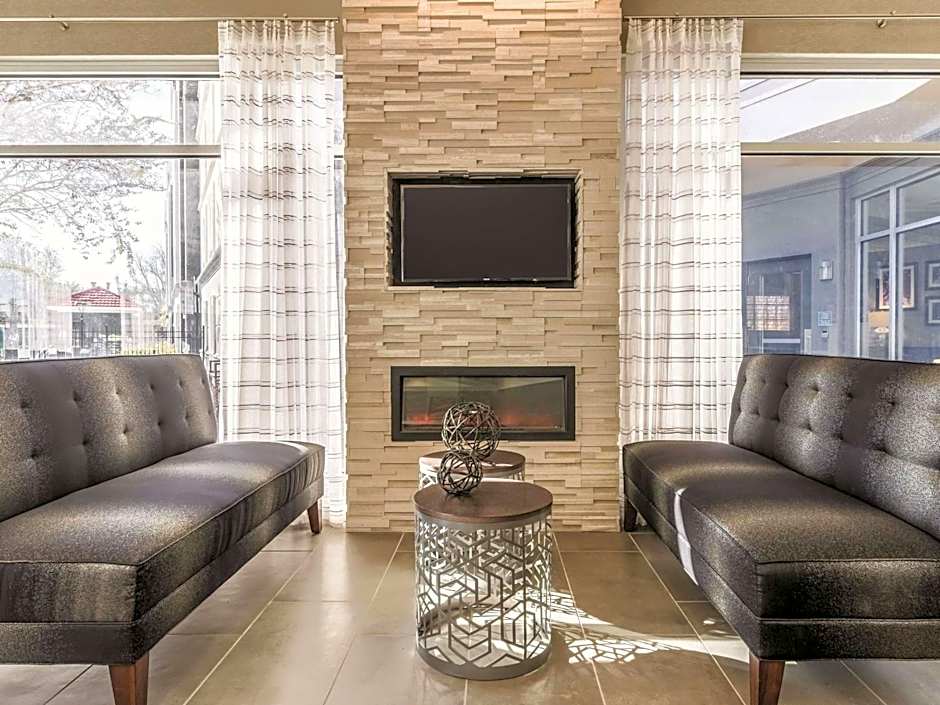 La Quinta Inn & Suites by Wyndham Alexandria Airport