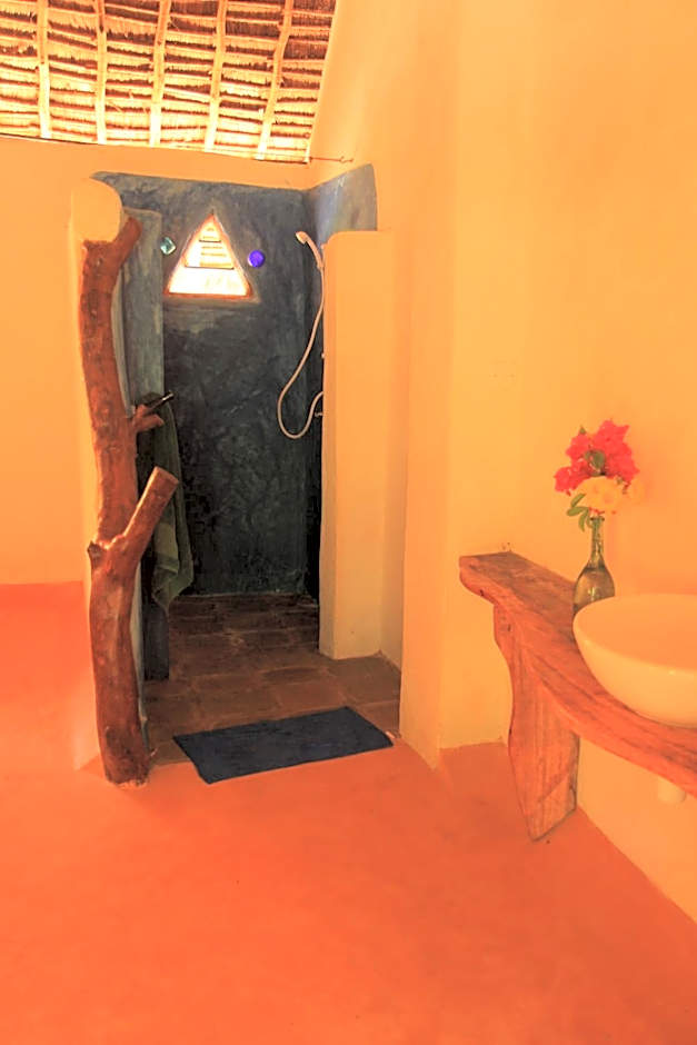 Distant Relatives Ecolodge & Backpackers