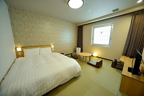 【Fully vaccinated Guest Only】13:00 Check Out - Queen Room with Tatami Area - Non-Smoking