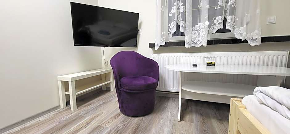 ETNA - Hostel -Noclegi Rzeszów 24 Pokoje -PARKING-