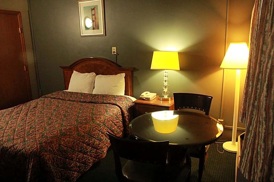 Photo 1 of 12 of 1 Queen Bed, Accessible