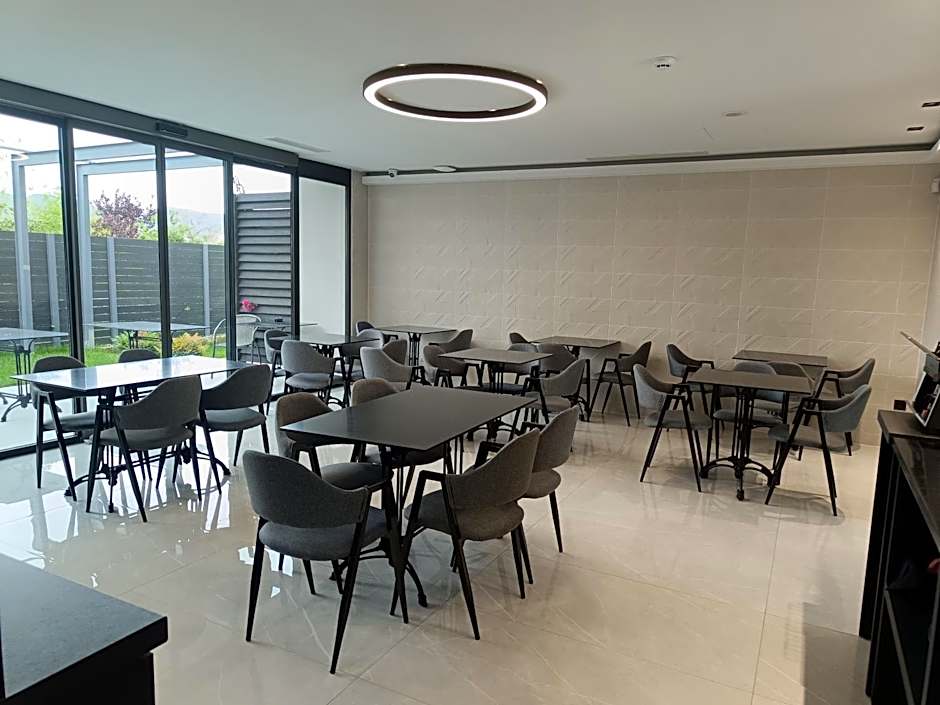 Oikos 9 Rooms and Suites