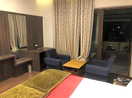 Deluxe Room (2 Adults + 1 Child)