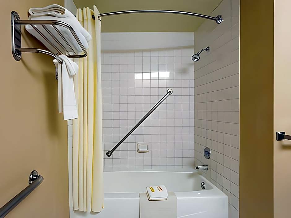 Days Inn by Wyndham Fontana / Rialto