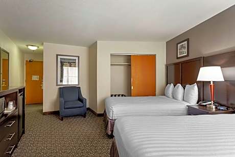 2 Double Mobility Accessible Roll In Shower Microwave Fridge Wi-Fi NSMK Continental Breakfast