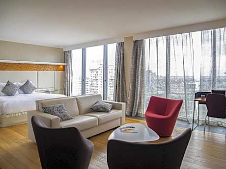 Junior Suite, 1 King Side Bed, City View