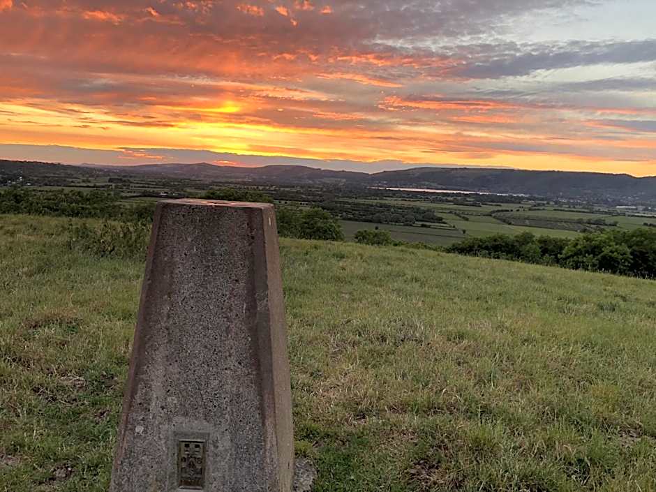 Tor Farm Lodges - Private Hot Tubs, Shared Seasonal Outdoor Pool, Dog Friendly