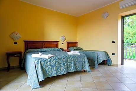 Deluxe Triple Room with Sea View