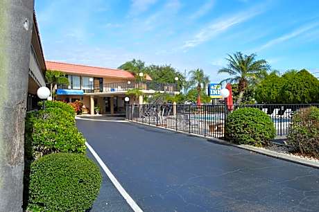 Tarpon Shores Inn