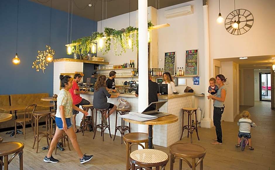 Georges Hostel & Café