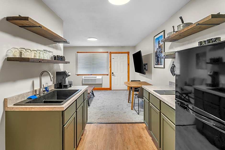 EverSpring Inn & Suites