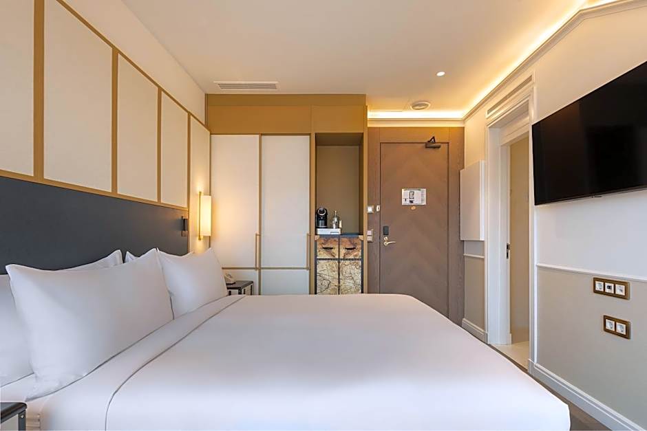 The Emerald House Lisbon, Curio Collection by Hilton