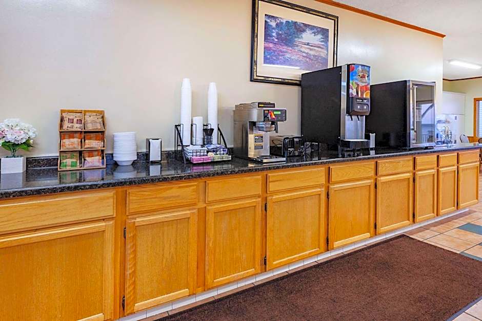 Days Inn & Suites by Wyndham St. Ignace Lakefront