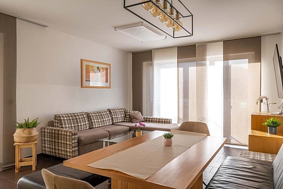 Elinas Mountain Views