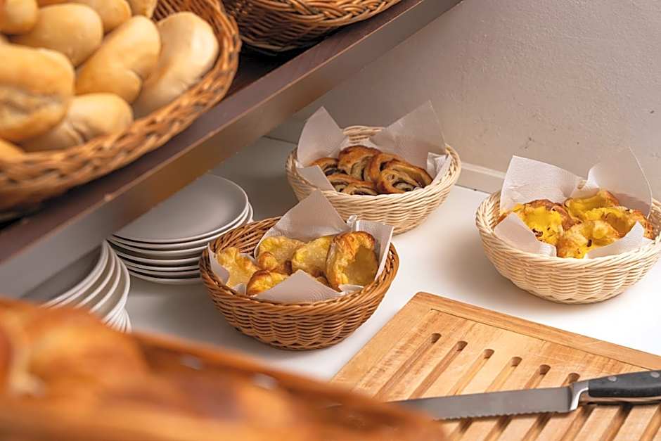 Escala Hotel & Suites