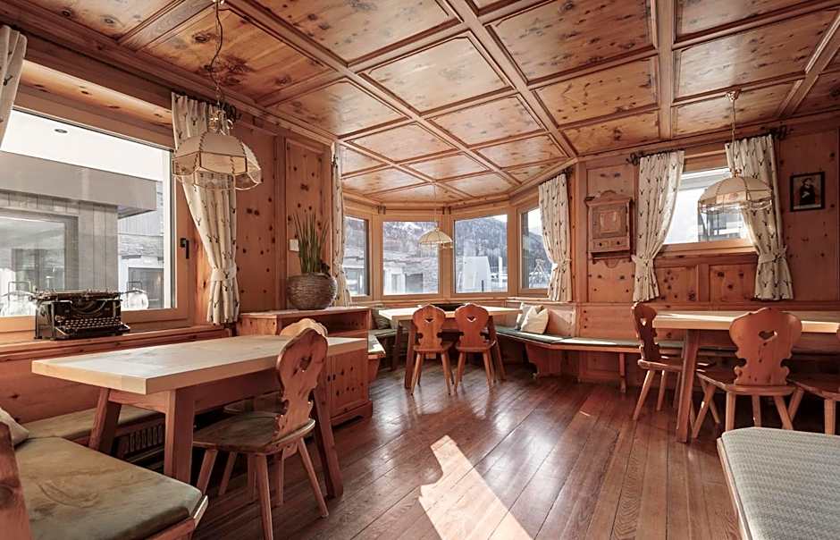 Aparthotel Familiaris - Family Apartments - Pools & Spa in Dolomites