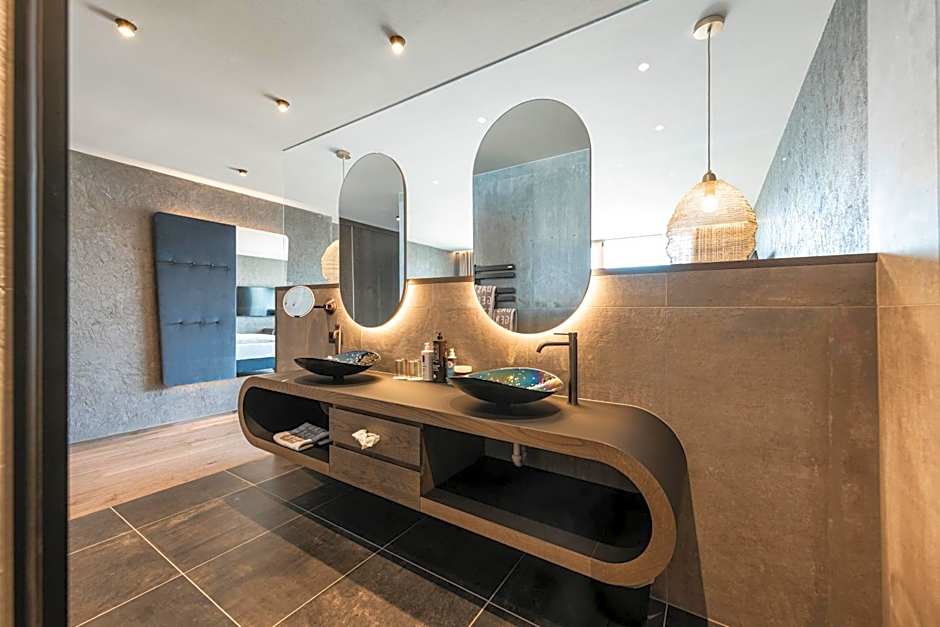 Photo 1 of 2 of Deluxe Suite, Jetted Tub