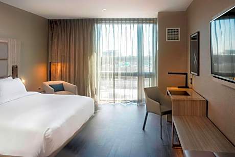 King Room with Roll-In Shower - Mobility Access/Hearing Accessible