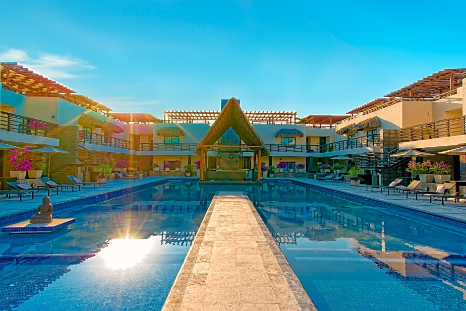 Aldea Thai by oceanfront