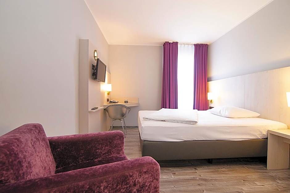 Photo 1 of 3 of Double Room
