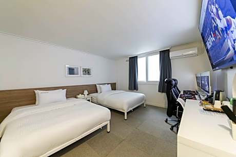 Twin Room with 2 PCs - Free use of OTT, Netflix, Tving, Watcha